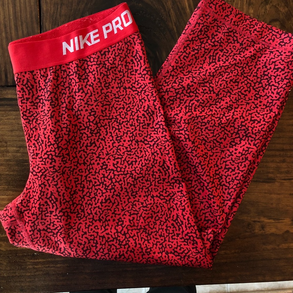 EUC NIKE COMPRESSION CAPRI